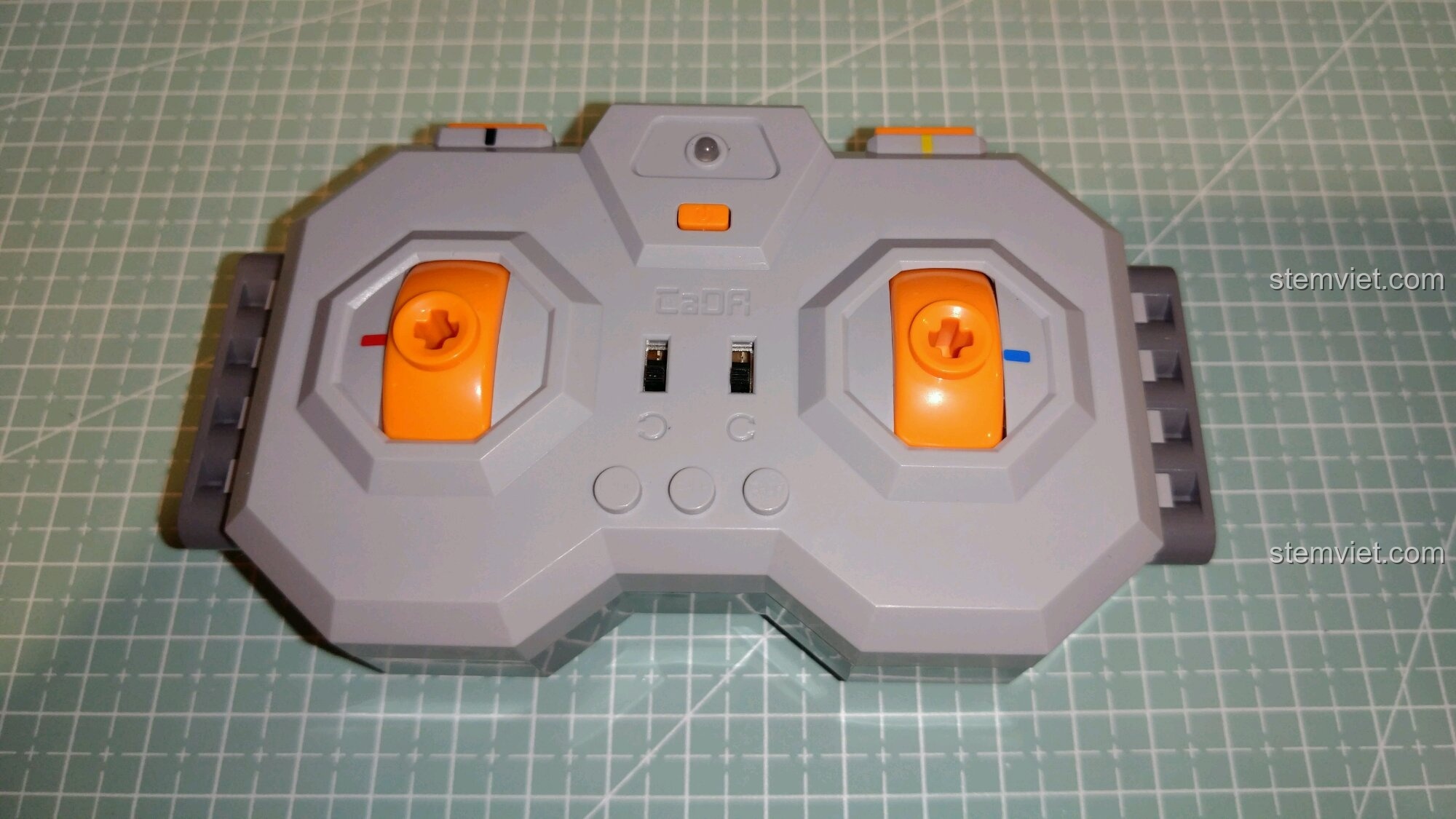 Cận cảnh mặt trước của tay cầm điều khiển từ xa 2.4G của bộ CaDA C51028 Robot DADA.
