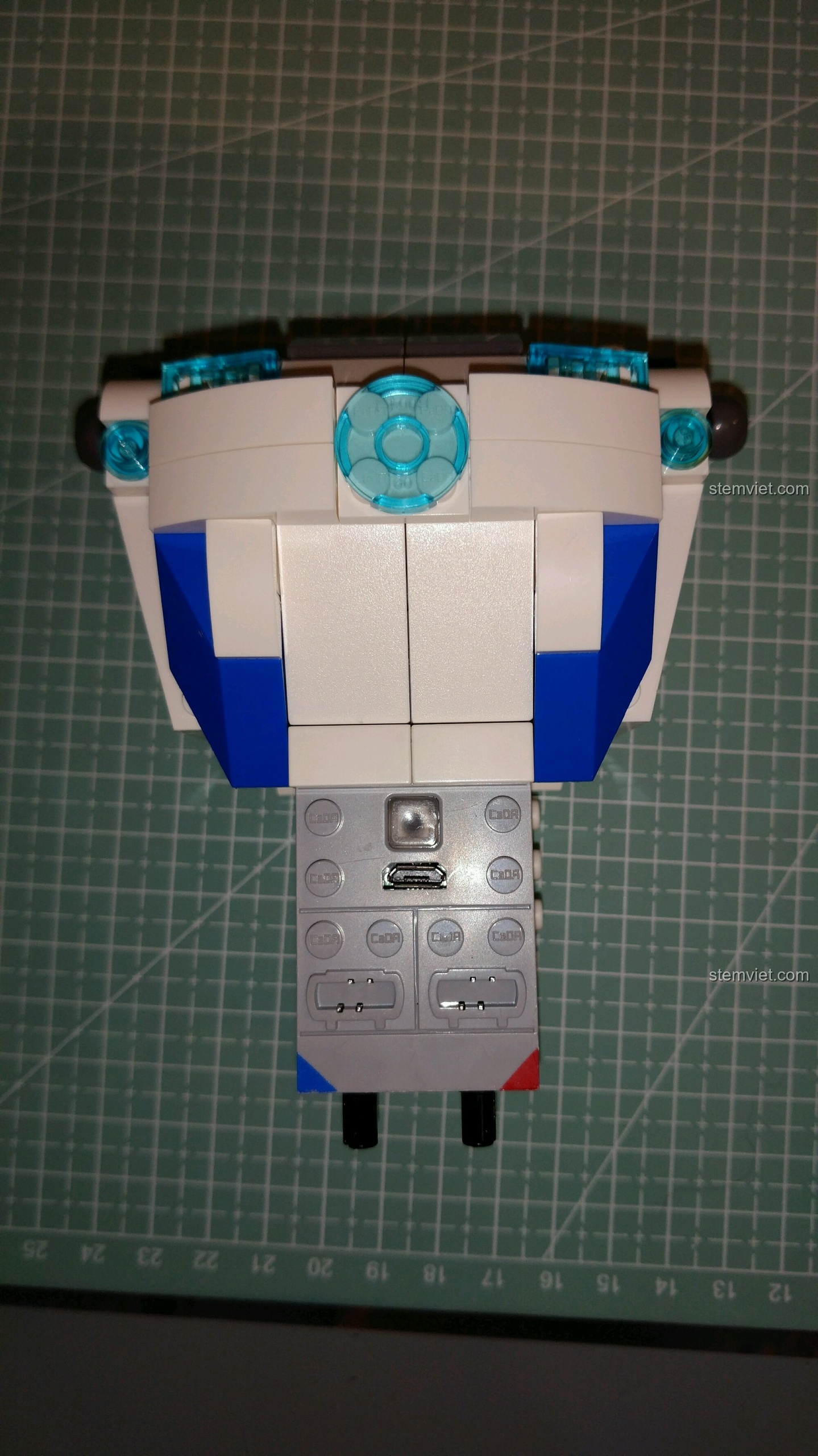 Phần thân trên của Robot DADA C51028 đã hoàn thiện, sẵn sàng để lắp các bộ phận khác.