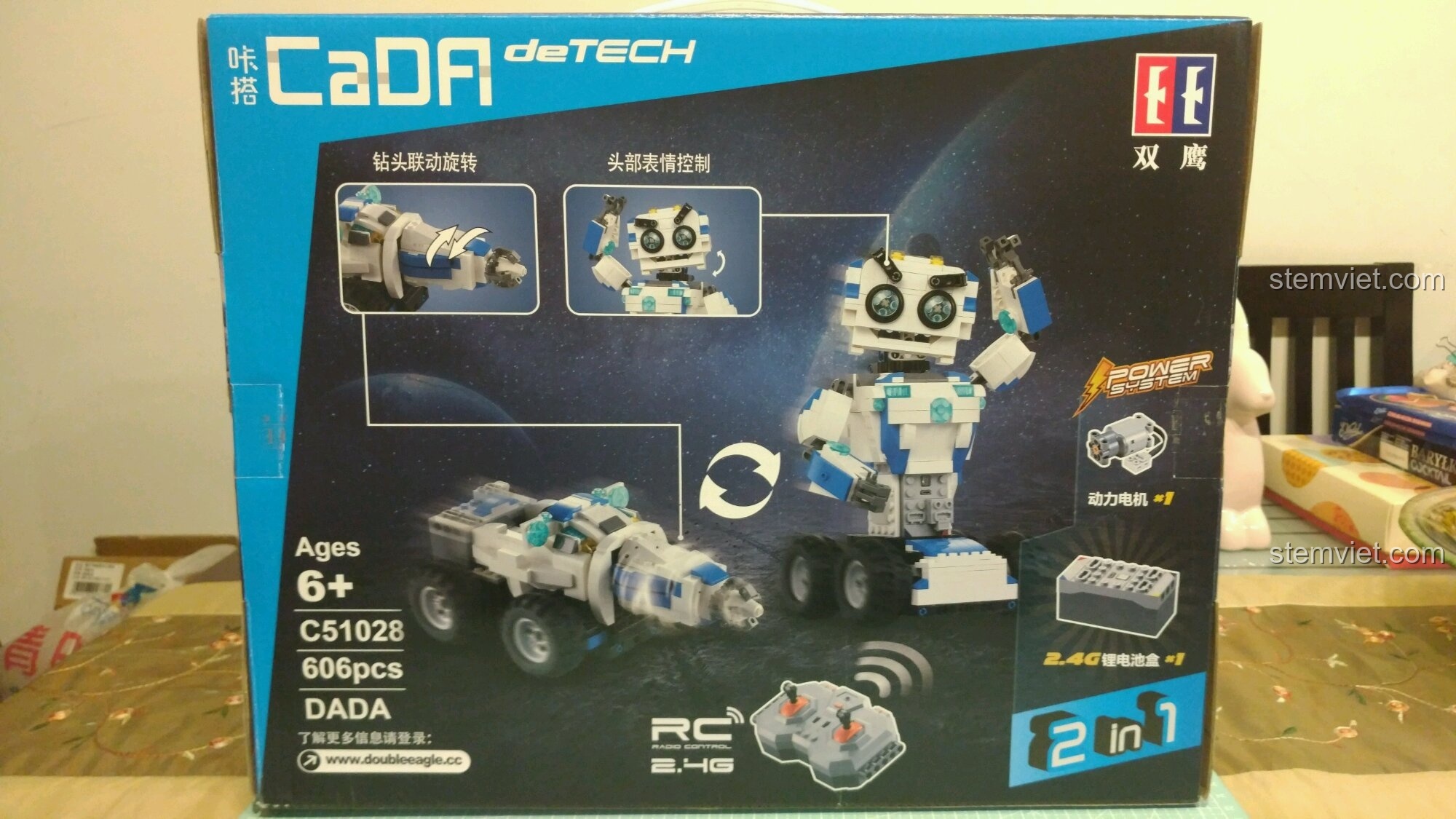 Mặt sau hộp đồ chơi CaDA C51028 Robot DADA, giới thiệu hai mô hình có thể lắp ráp là robot và xe khoan.