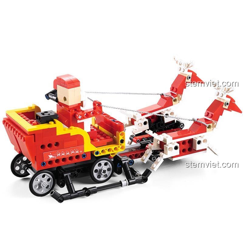 Mô hình Xe trượt tuyết Giáng sinh CaDA C51034 với tuần lộc kéo, nhìn từ góc nghiêng, thể hiện cấu trúc và màu sắc nổi bật, đồ chơi lắp ráp cho trẻ em.