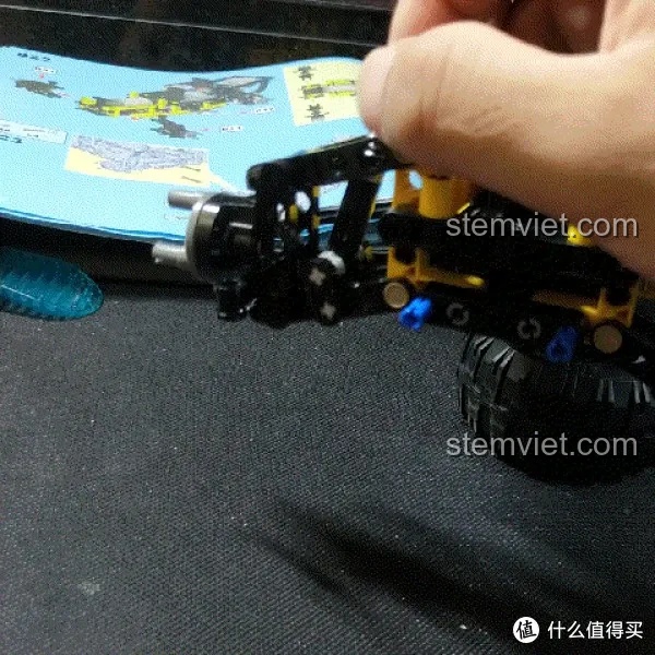 Cận cảnh bánh xe lớn của xe địa hình CaDA C51043, với vân lốp chi tiết và sắc nét.