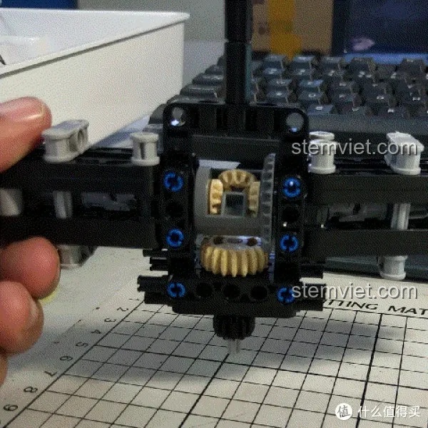 Cận cảnh bộ truyền động của xe địa hình CaDA C51043, với các bánh răng vàng và xanh dương nổi bật.