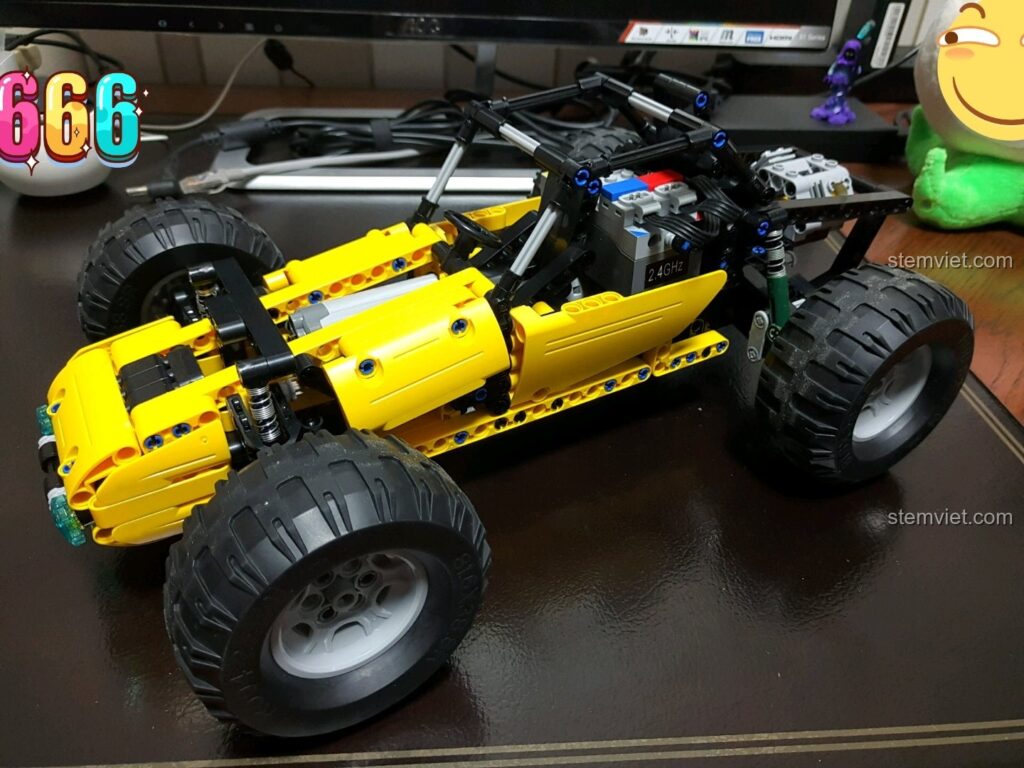 Tổng quan chiếc CaDA C51043 Buggy Địa Hình đã hoàn thiện, với thiết kế hầm hố và màu vàng nổi bật.