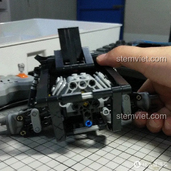 Cận cảnh động cơ V6 của xe địa hình CaDA C51043, với các piston màu vàng nổi bật.