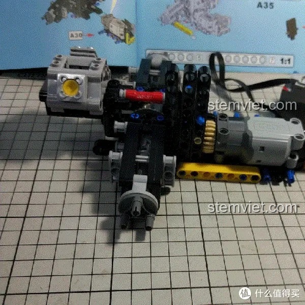 Khung xe CaDA C51043 với động cơ V6, động cơ L và servo motor đã được lắp đặt.