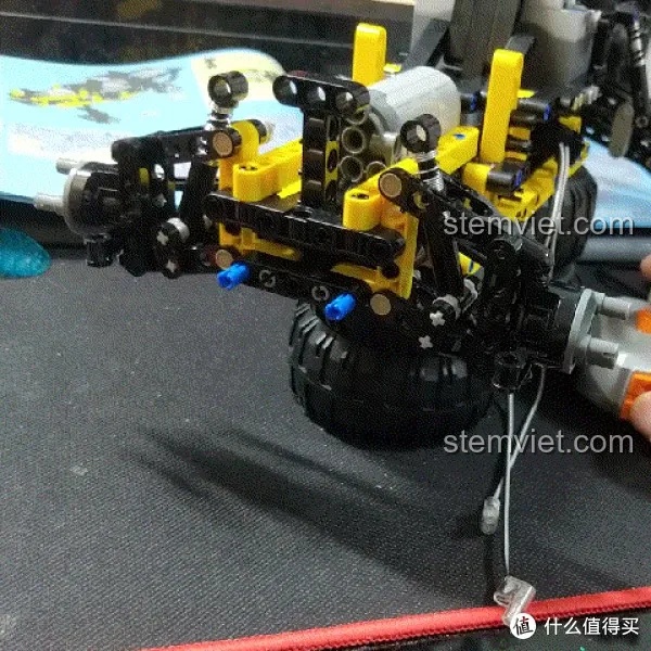 Chi tiết hệ thống lái của xe địa hình CaDA C51043, cho thấy sự linh hoạt và chính xác.