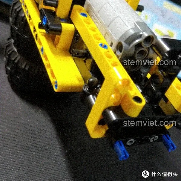 Chi tiết hệ thống treo độc lập của xe địa hình CaDA C51043, với các lò xo và khớp nối linh hoạt.