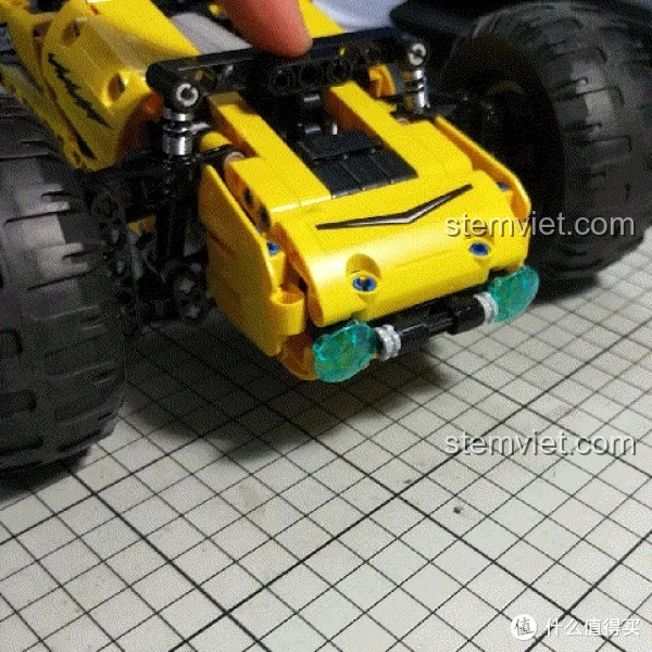 Toàn cảnh chiếc xe địa hình CaDA C51043 đã hoàn thiện, với thiết kế hầm hố và màu sắc bắt mắt.