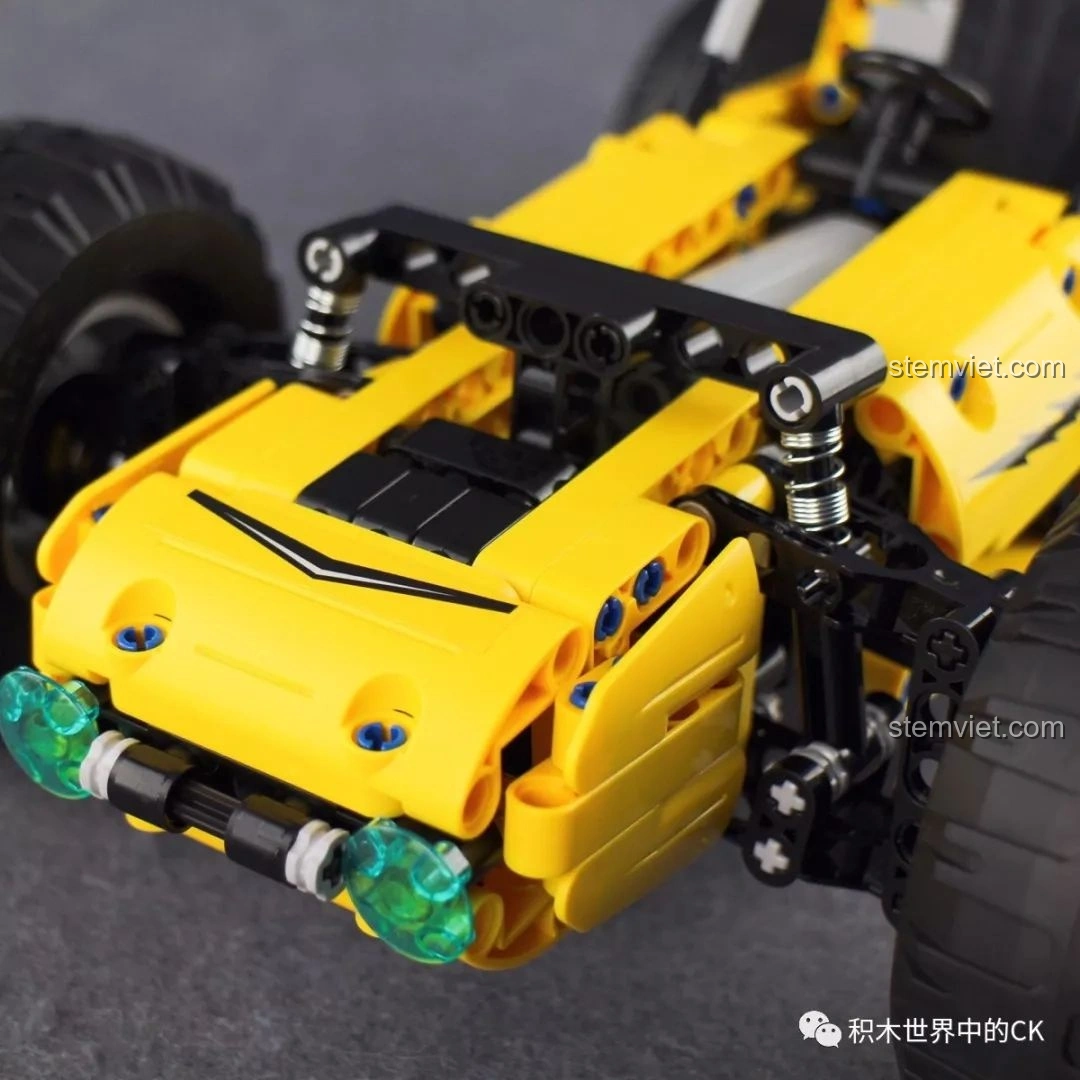 Cận cảnh buồng lái của CaDA C51043 Xe Buggy Địa Hình, với vô lăng và ghế ngồi đơn giản.