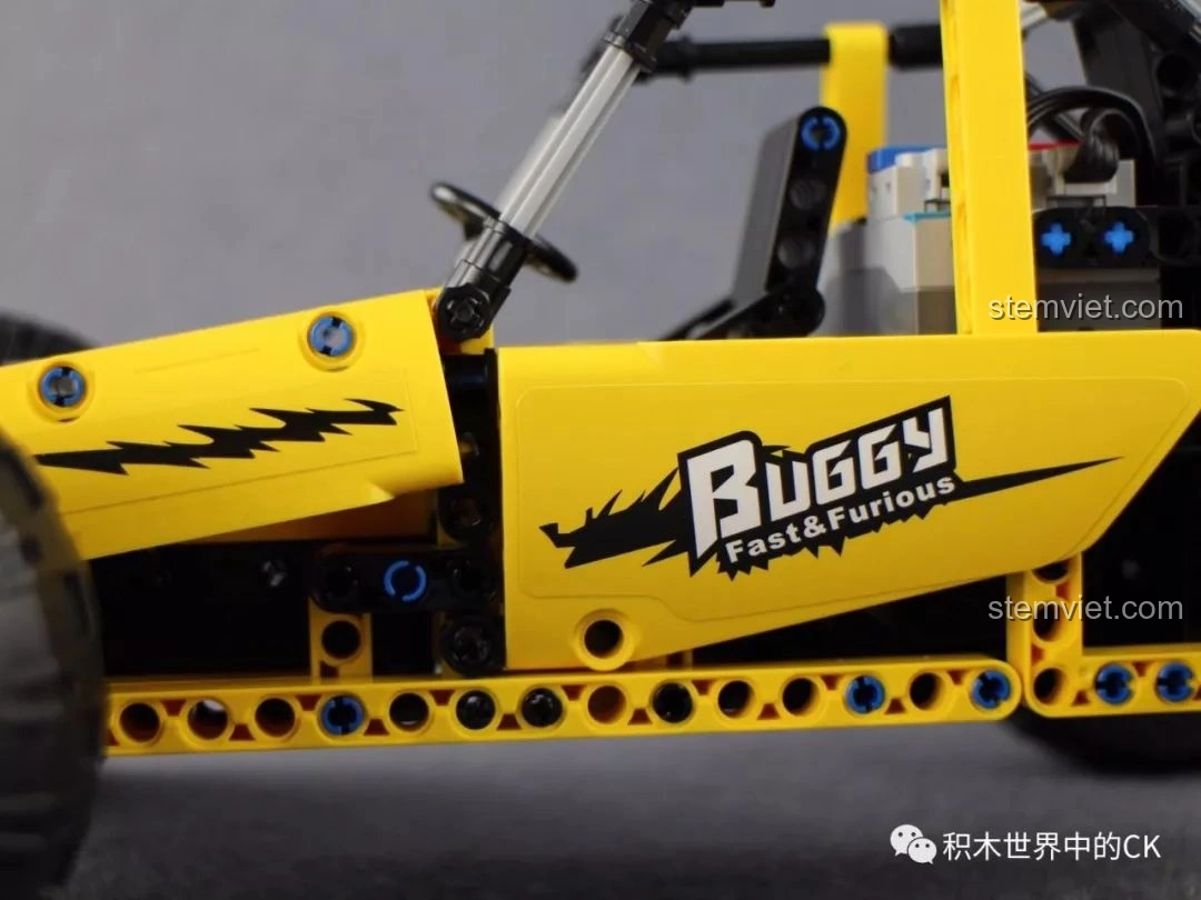 Cận cảnh động cơ 2 xi-lanh mô phỏng ở phía sau của CaDA C51043 Xe Buggy Địa Hình.