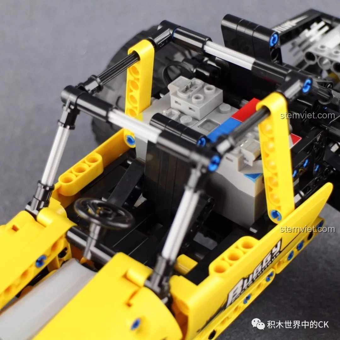 Cận cảnh thân xe CaDA C51043 Xe Buggy Địa Hình với sticker