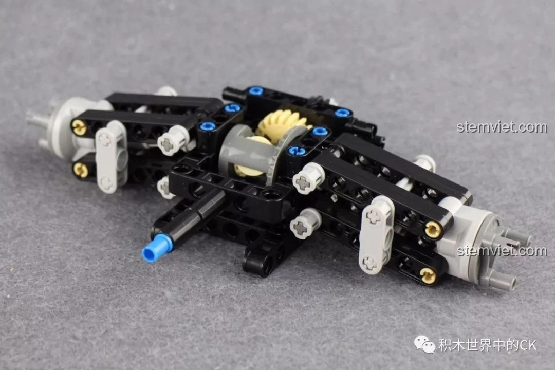 Giai đoạn đầu lắp ráp CaDA C51043 Xe Buggy Địa Hình, bắt đầu với khung gầm và hệ thống truyền động cơ bản.