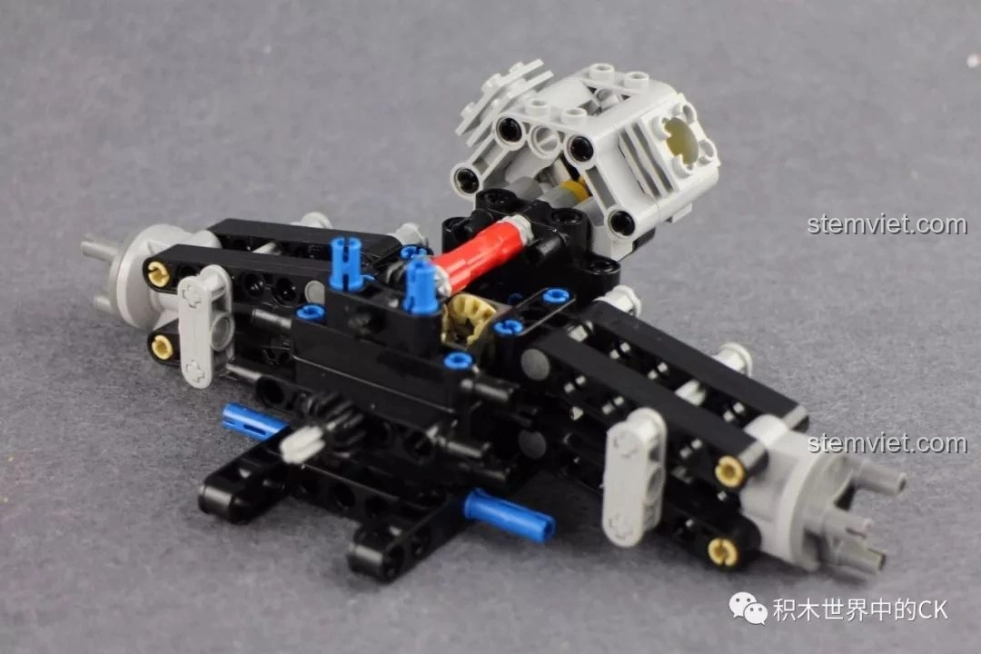 Quá trình lắp ráp CaDA C51043 Xe Buggy Địa Hình tiếp tục với việc thêm các chi tiết động cơ và trục.