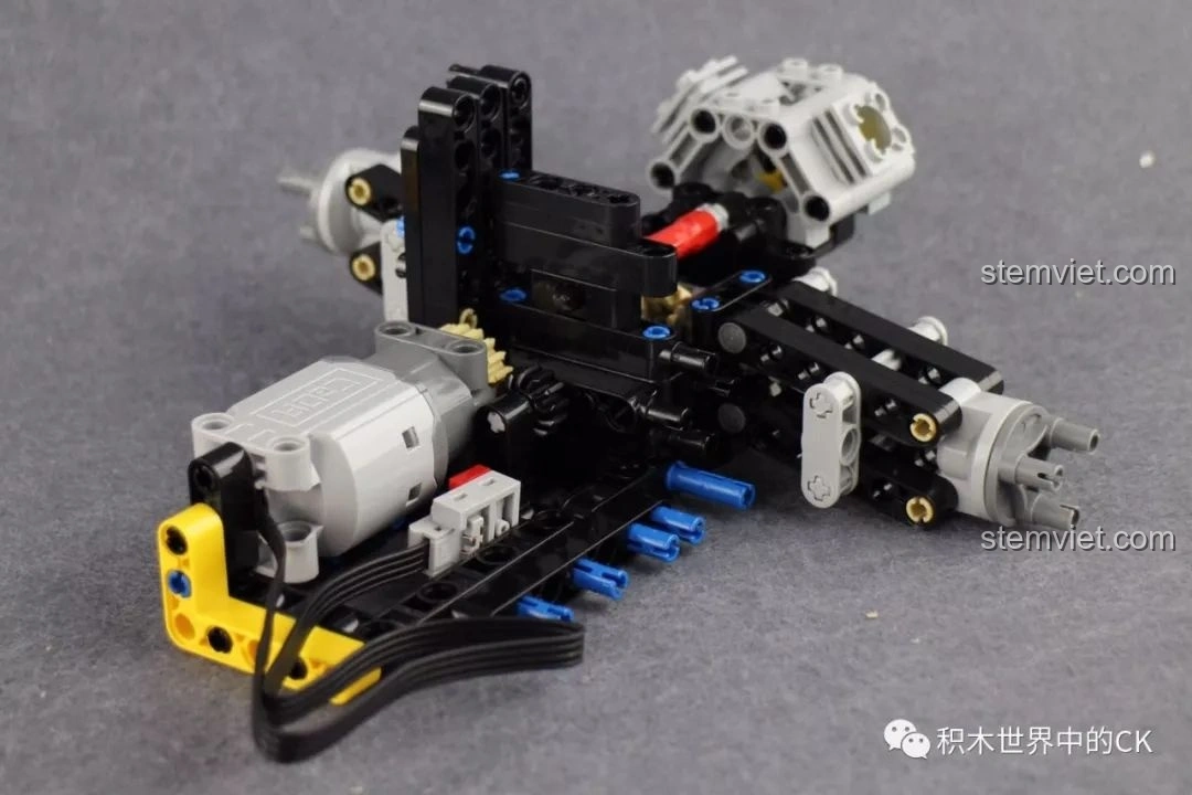 Khung xe CaDA C51043 Xe Buggy Địa Hình đang được lắp ráp, với các bộ phận điện tử bắt đầu được tích hợp.