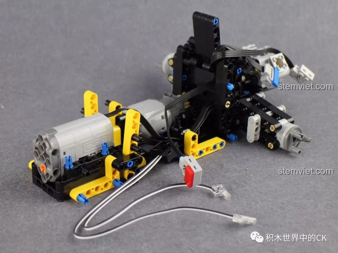 Lắp đặt động cơ và dây đèn LED vào khung gầm của CaDA C51043 Xe Buggy Địa Hình.