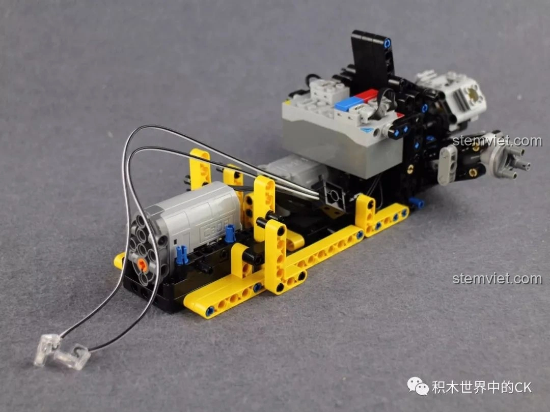 Khung gầm CaDA C51043 Xe Buggy Địa Hình với hộp pin và các kết nối điện tử đã được lắp đặt.