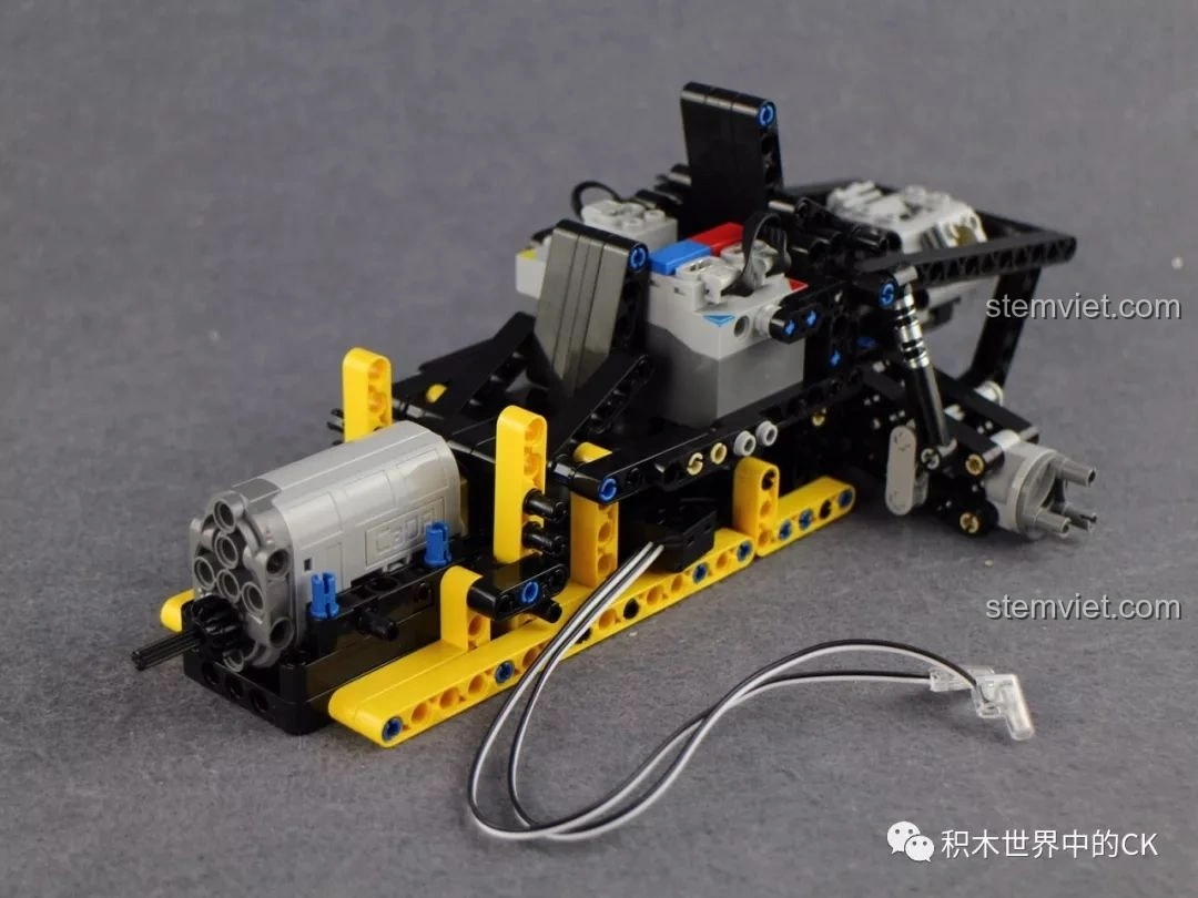 Khung xe CaDA C51043 Xe Buggy Địa Hình với hệ thống treo và các chi tiết cơ bản đã hoàn thiện.