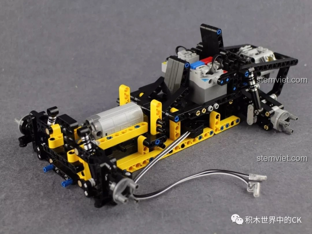 Khung xe CaDA C51043 Xe Buggy Địa Hình từ góc nhìn phía trước, cho thấy các chi tiết đèn pha.