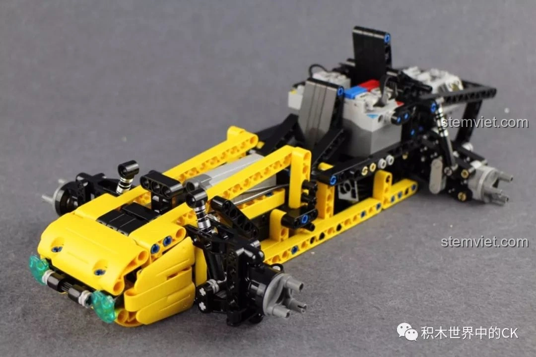 Xe Buggy Địa Hình CaDA C51043 gần hoàn thiện, với phần thân vỏ màu vàng đã được lắp vào khung.