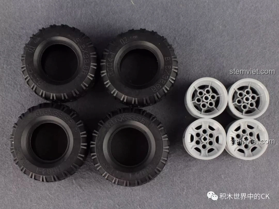 Bốn bánh xe và lốp cao su mềm của bộ CaDA C51043 Xe Buggy Địa Hình, thiết kế để bám đường tốt.