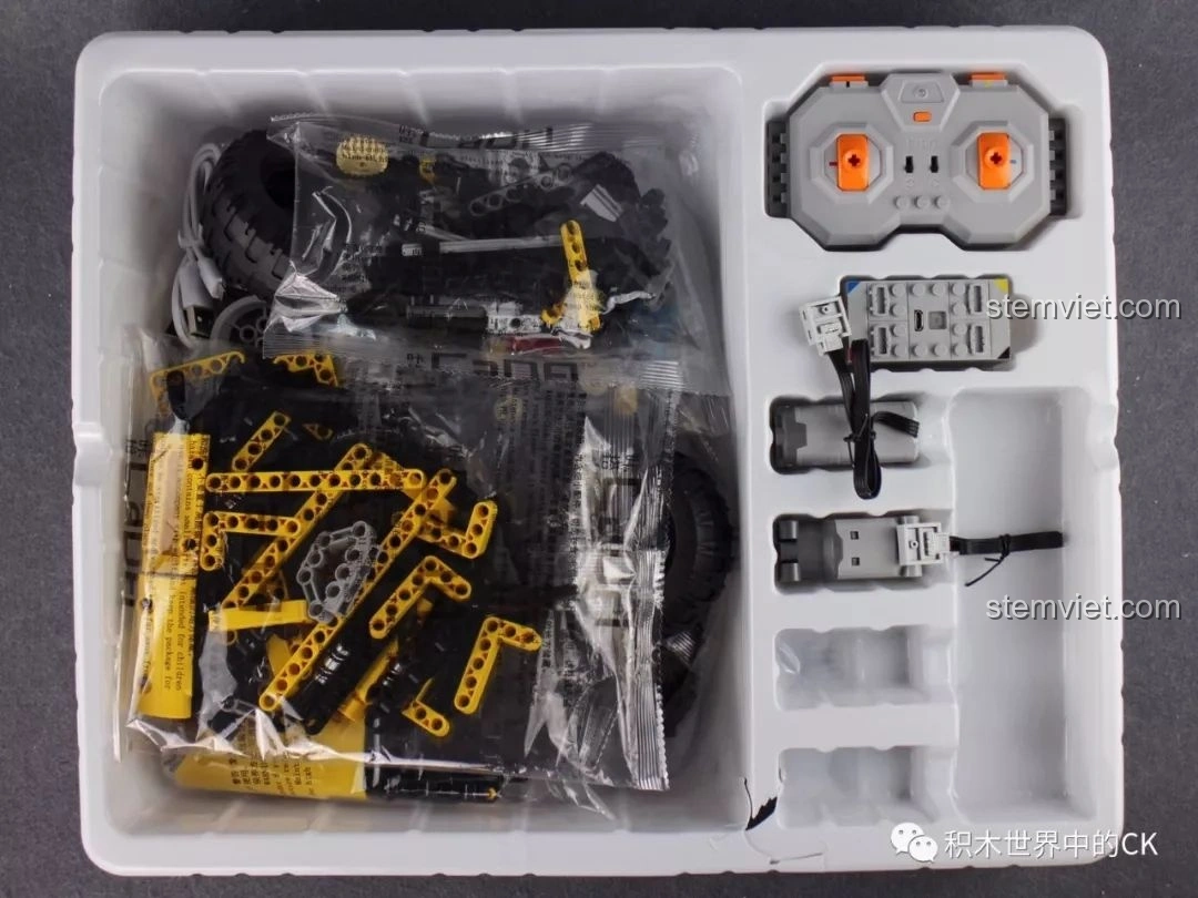 Nội dung bên trong hộp CaDA C51043 Xe Buggy Địa Hình bao gồm các túi mảnh ghép, điều khiển và bộ phận điện tử.