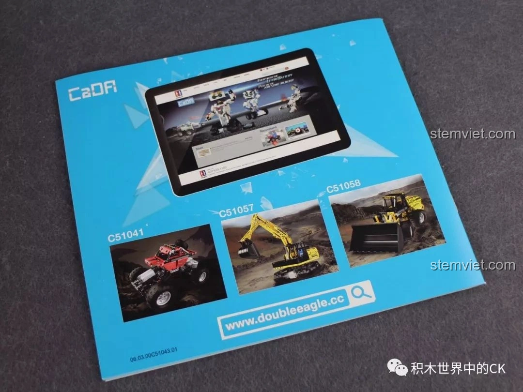 Mặt sau sách hướng dẫn CaDA C51043 hiển thị các sản phẩm lắp ráp khác của CaDA như xe địa hình và máy xúc.