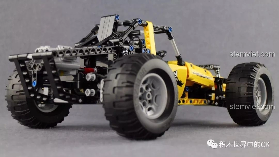 Mô hình CaDA C51043 Xe Buggy Địa Hình nhìn từ bên hông phía sau, hiển thị hệ thống treo và lốp.