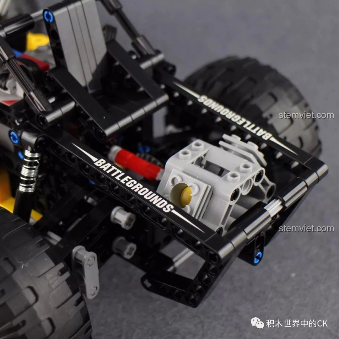 Mô hình CaDA C51043 Xe Buggy Địa Hình nhìn từ bên hông phía trước, hiển thị đèn pha và lốp.