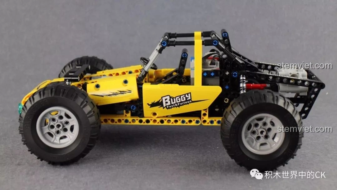 Mô hình CaDA C51043 Xe Buggy Địa Hình nhìn từ bên hông, với sticker