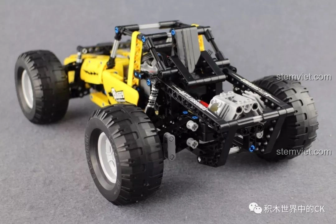 Mô hình CaDA C51043 Xe Buggy Địa Hình nhìn từ góc chéo phía sau, hiển thị động cơ và hệ thống treo.