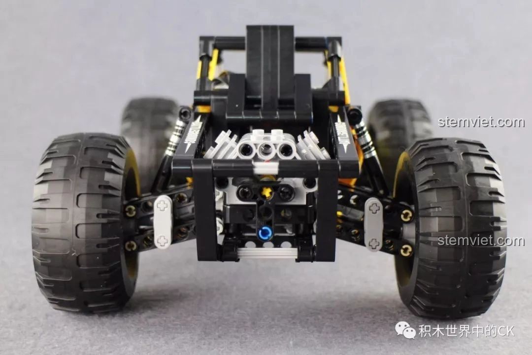 Xe Buggy Địa Hình CaDA C51043 nhìn thẳng từ phía sau, với chi tiết động cơ và khung bảo vệ.