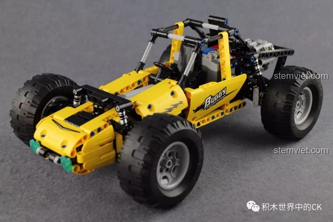 Mô hình hoàn chỉnh của CaDA C51043 Xe Buggy Địa Hình nhìn từ góc chéo phía trước, hiển thị chi tiết lốp và khung.