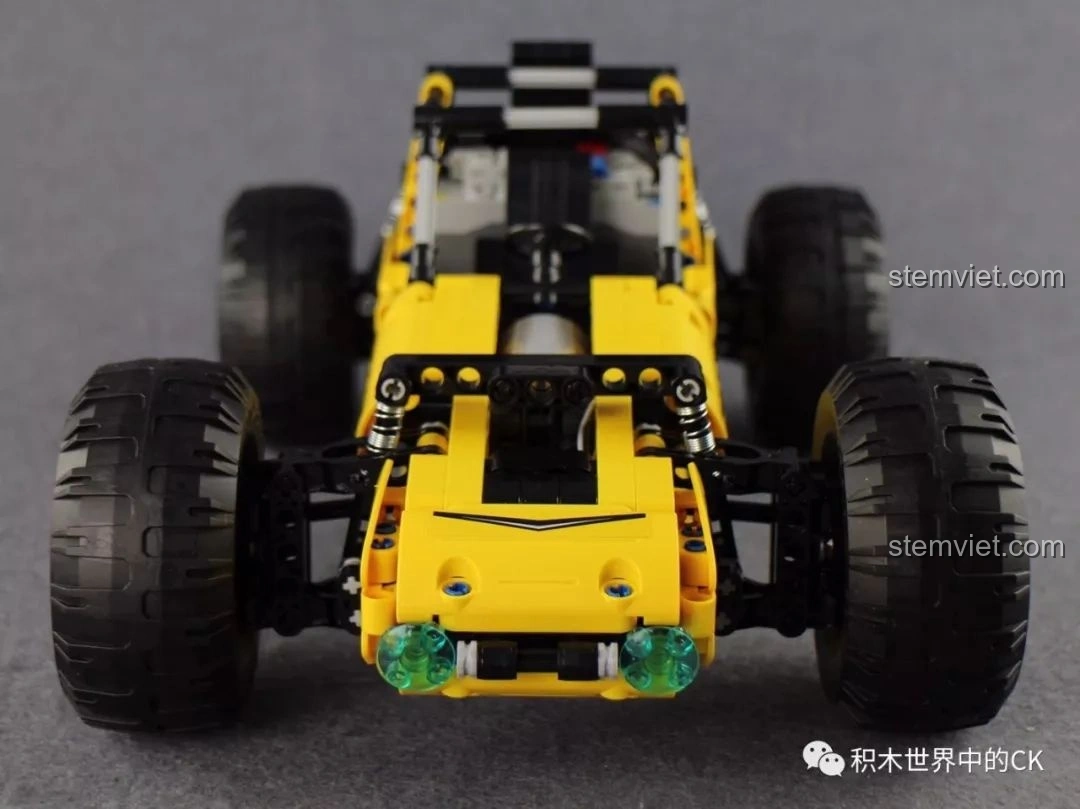 Xe Buggy Địa Hình CaDA C51043 nhìn thẳng từ phía trước, với đèn pha và hệ thống treo rõ nét.