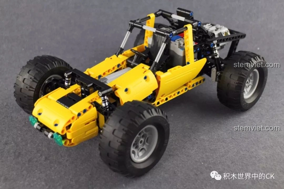 Mô hình hoàn chỉnh của CaDA C51043 Xe Buggy Địa Hình màu vàng đen, nhìn từ góc phía trước.