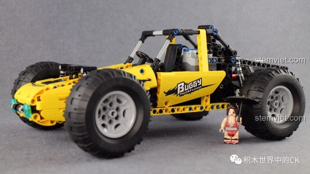 Xe Buggy Địa Hình CaDA C51043 hoàn chỉnh đặt cạnh một mô hình người để so sánh kích thước.