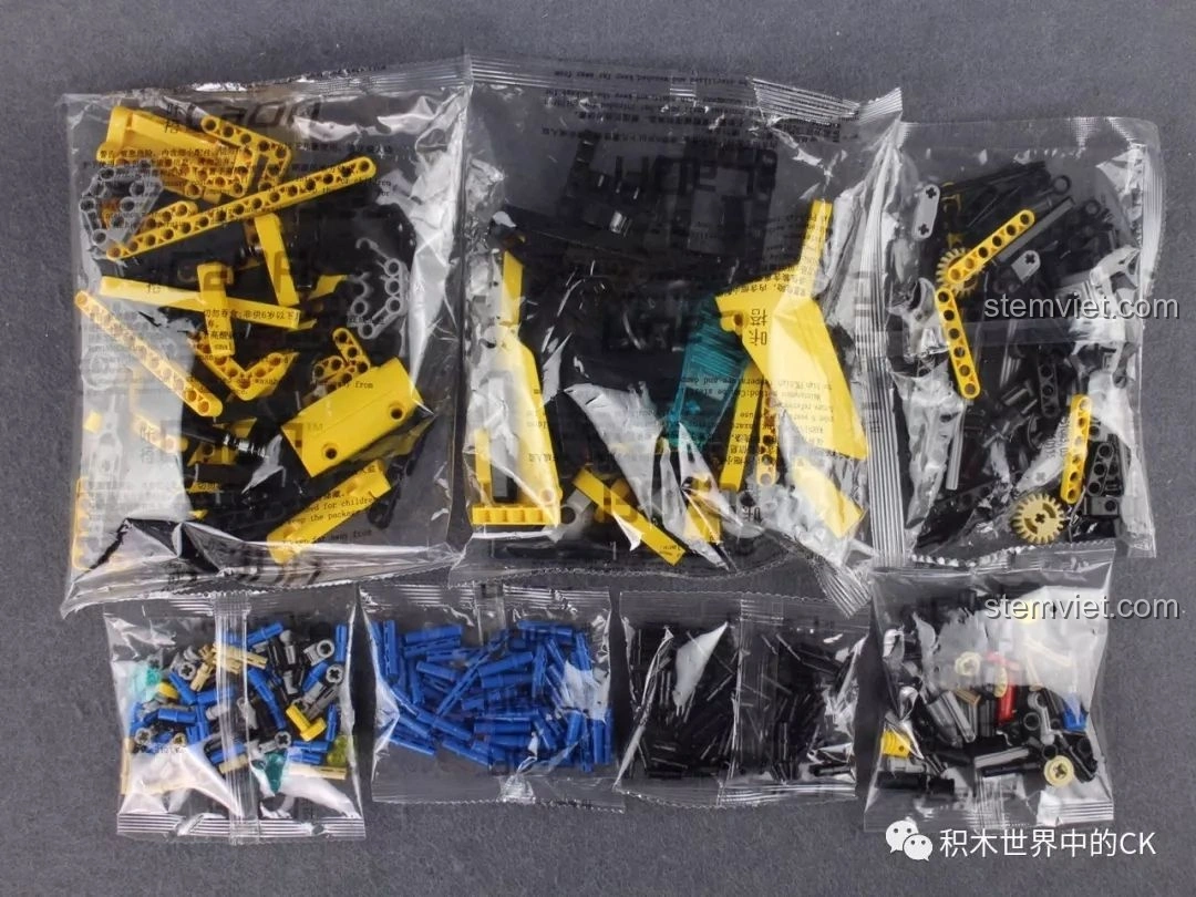 Các túi linh kiện của bộ đồ chơi CaDA C51043 Xe Buggy Địa Hình, chứa các mảnh ghép màu vàng, đen, xanh và đỏ.