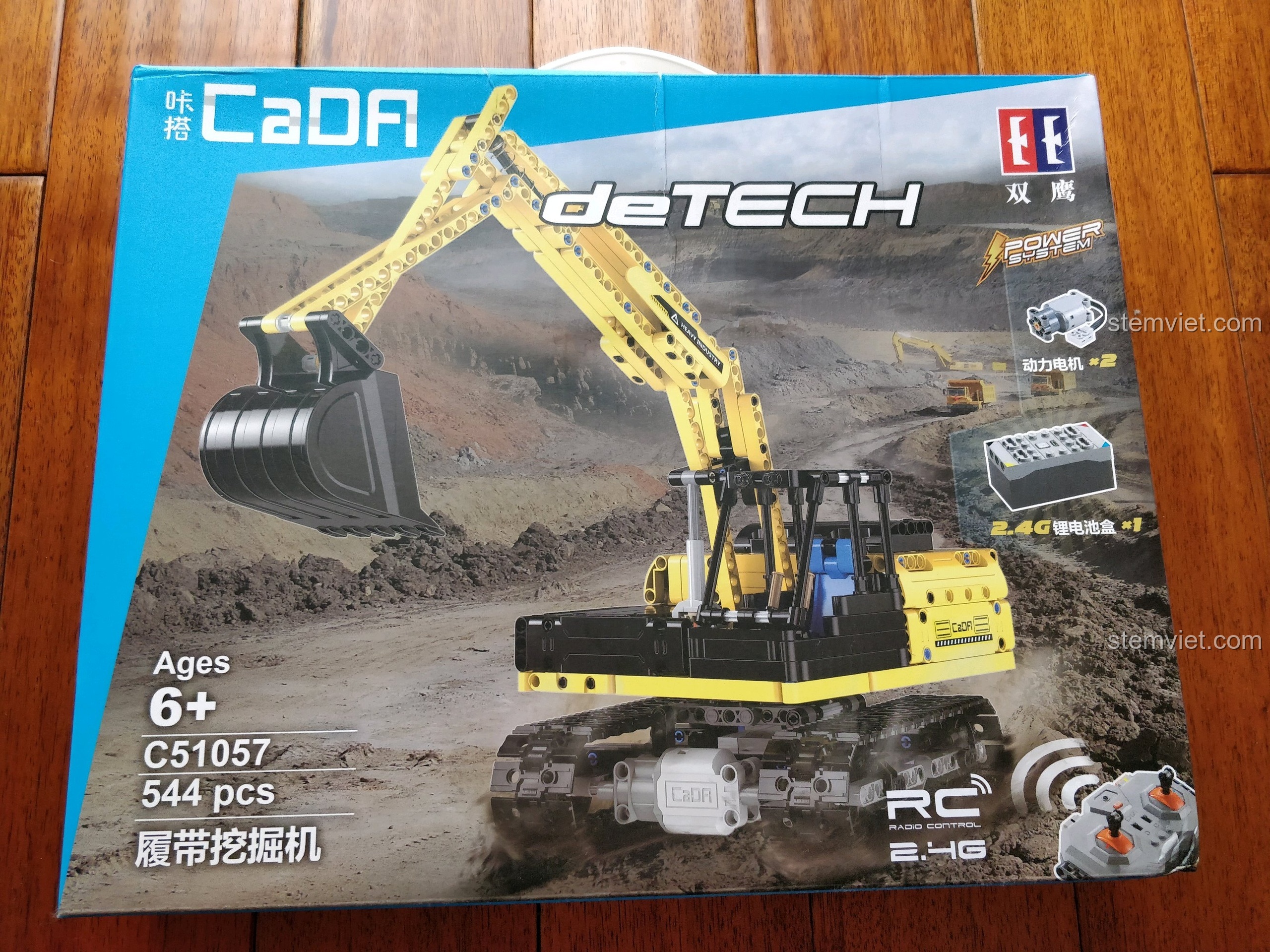 Hộp đồ chơi lắp ráp CaDA C51057 Máy xúc bánh xích điều khiển từ xa với hình ảnh mô hình hoàn thiện cực ngầu và hầm hố.