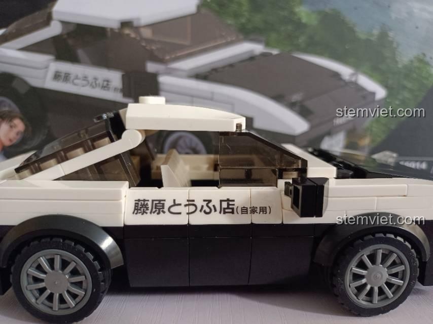 Góc nhìn bên trong mô hình CaDA C55014 Toyota AE86, bộ lắp ráp xe Initial D, thể hiện nội thất chi tiết, đồ chơi mô hình chất lượng cao.