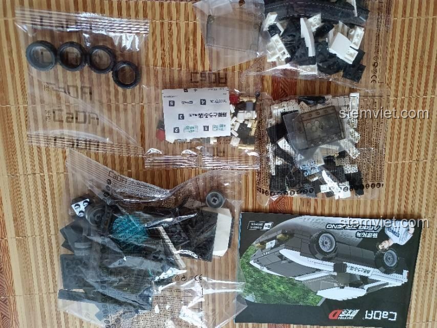 Các mảnh ghép của bộ lắp ráp CaDA C55014 Toyota AE86, đồ chơi mô hình xe Initial D, cho thấy chất liệu nhựa an toàn, dễ dàng lắp ráp cho bé trai 6 tuổi.