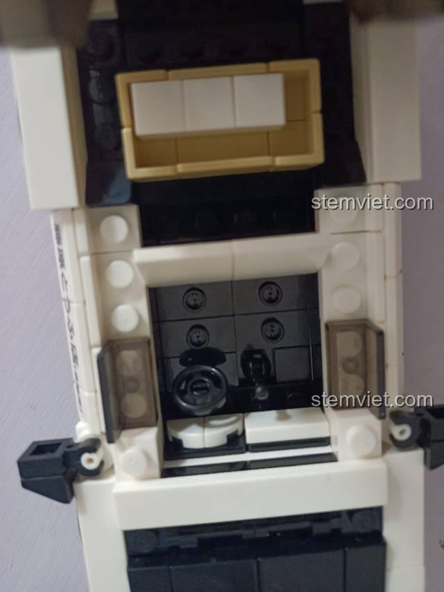 Nội thất chi tiết của mô hình CaDA C55014 Toyota AE86, bộ lắp ráp xe Initial D, có vô lăng và ghế ngồi, đồ chơi mô hình chân thực cho bé trai.