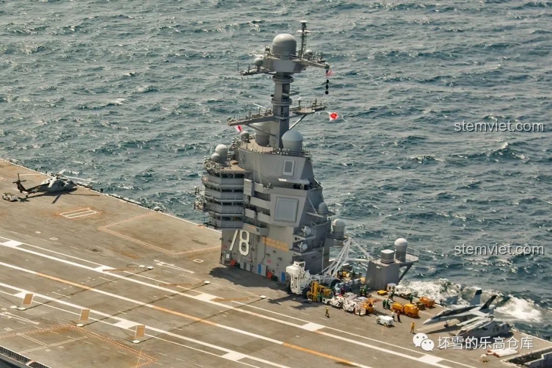 Hình ảnh minh họa sân bay trên hộp đồ chơi lắp ráp CaDA C56027 Máy bay tiêm kích hạm J-15, tạo bối cảnh cho mô hình.