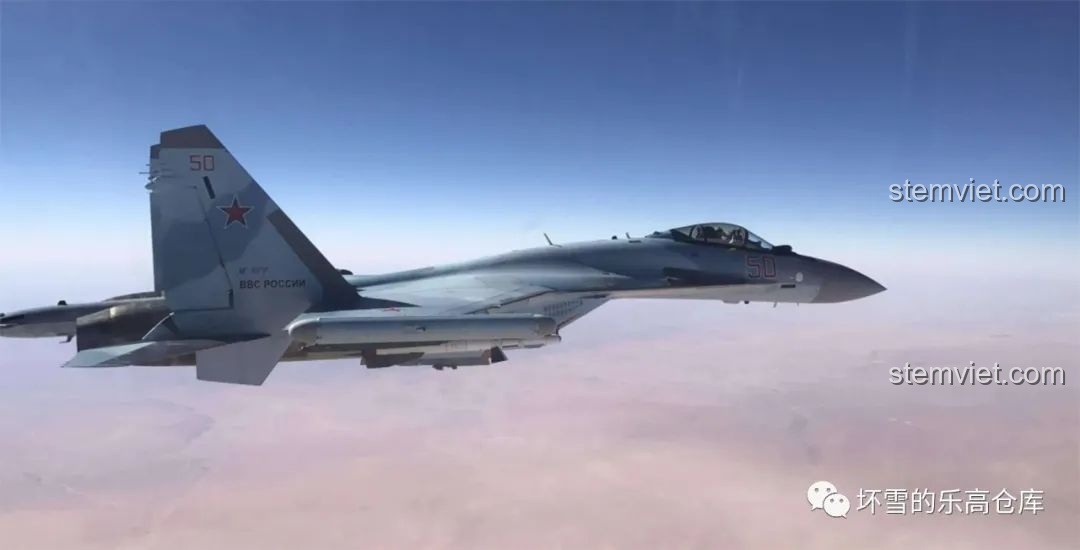 Ảnh máy bay Su-27 thực tế, minh họa thiết kế mũi cong đặc trưng của dòng máy bay này, so sánh với mô hình CaDA C56027 J-15.