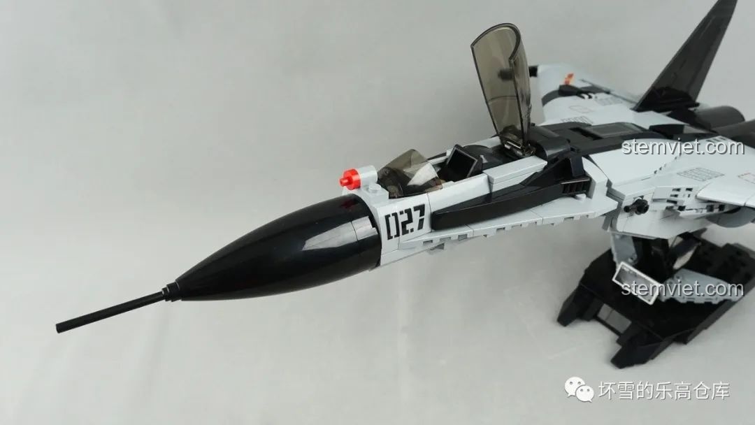 Buồng lái của máy bay tiêm kích hạm J-15 trong bộ đồ chơi CaDA C56027 có thể mở ra, lộ rõ chi tiết bên trong.