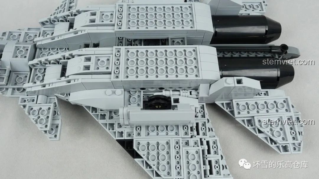 Cận cảnh càng đáp sau của máy bay tiêm kích hạm J-15 trong bộ đồ chơi CaDA C56027, có thể thu gọn.