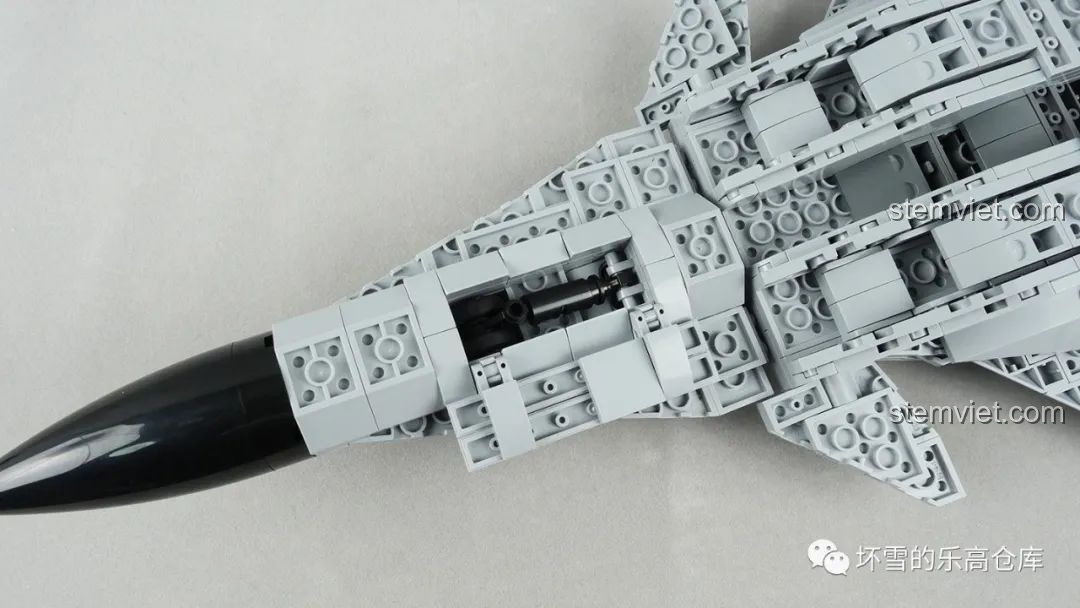 Cận cảnh càng đáp trước của máy bay tiêm kích hạm J-15 trong bộ đồ chơi CaDA C56027, có thể thu gọn.