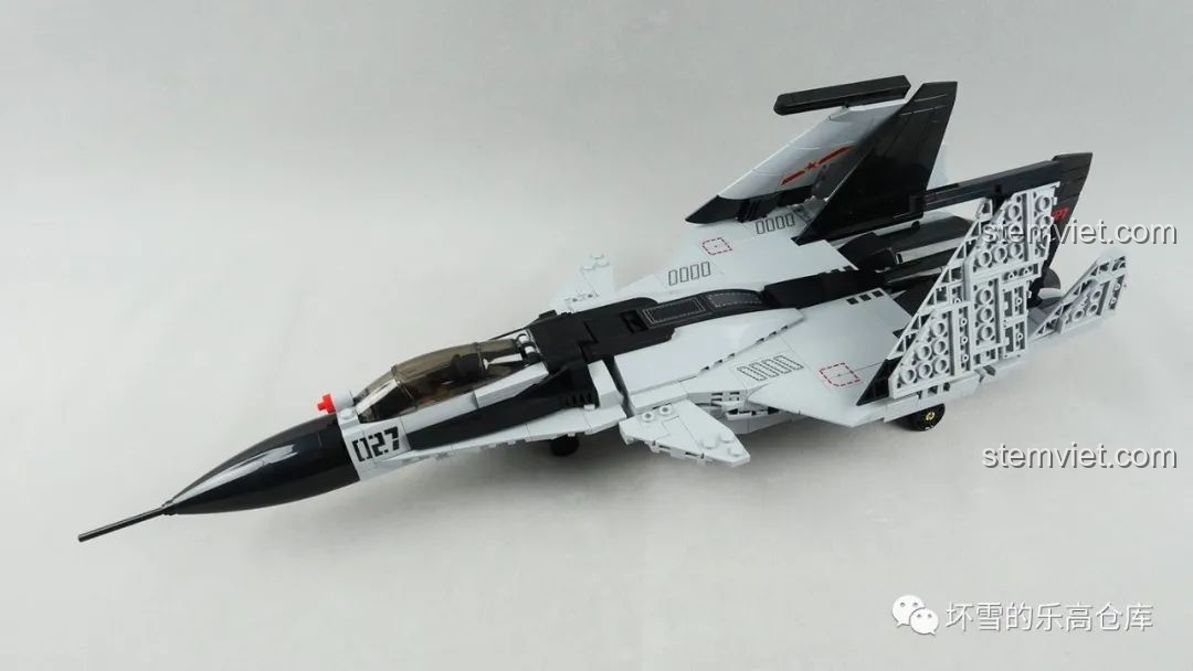 Mô hình máy bay tiêm kích hạm J-15 của bộ đồ chơi CaDA C56027 với cánh gập từ góc nhìn khác, thể hiện sự linh hoạt.
