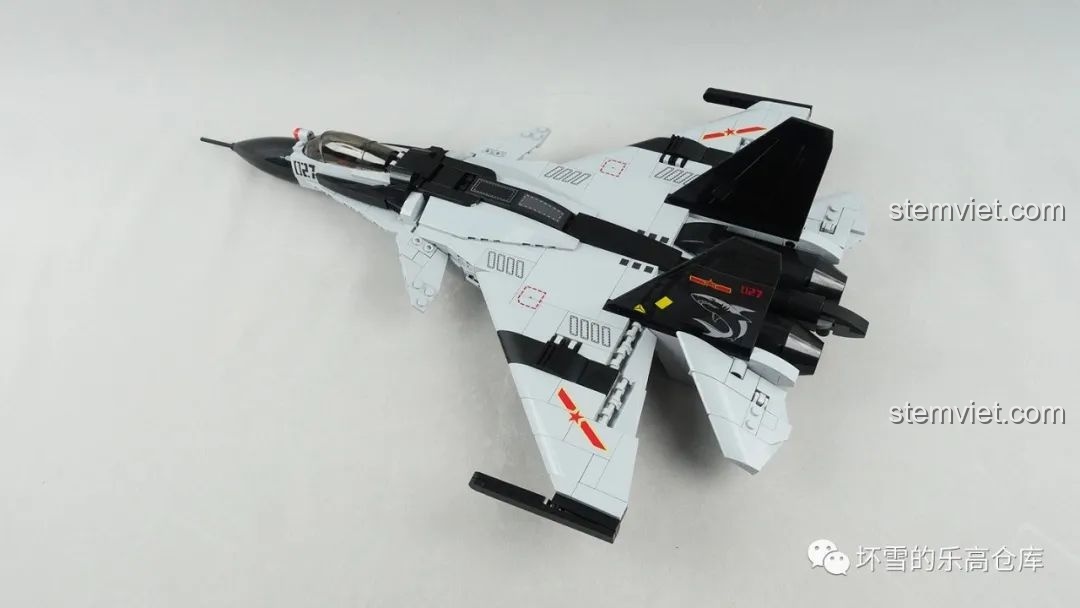 Cánh máy bay tiêm kích hạm J-15 của bộ đồ chơi CaDA C56027 có thể gập lên, mô phỏng tính năng của máy bay hạm.