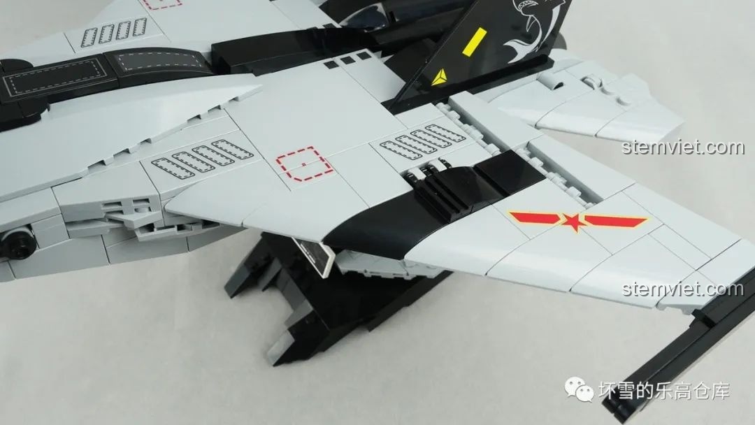 Cận cảnh cánh máy bay tiêm kích hạm J-15 của bộ đồ chơi CaDA C56027, với các chi tiết và decal sắc nét.