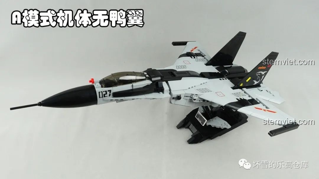 Mô hình máy bay tiêm kích hạm J-15 của bộ đồ chơi CaDA C56027 ở chế độ A (không có cánh mũi), thể hiện sự linh hoạt.