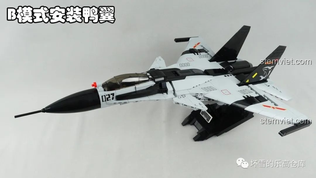 Mô hình máy bay tiêm kích hạm J-15 của bộ đồ chơi CaDA C56027 ở chế độ B (có cánh mũi), gần với phiên bản thực tế.